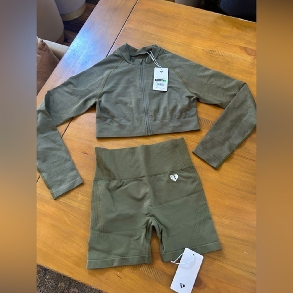 NWT Womens Best Define 2.0 Seamless Full Zip Midi Jacket and Biker shorts